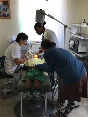 Dr. Benita Kunze behandelt Kinder in Tansania. Foto: Kunze