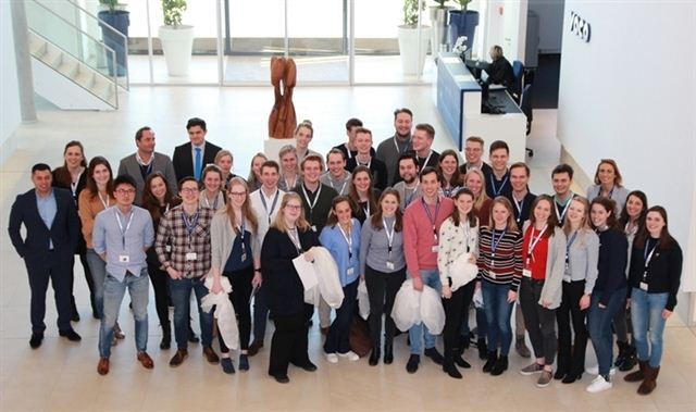 45 Studentinnen und Studenten der Zahnmedizin von der Universität Groningen stat