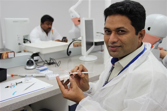 Dentists test VOCO’s Amaris during the hands-on course.