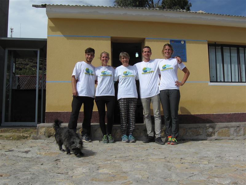 Mission accomplie en Bolivie : l'équipe de « Dentists and friends » entourant le