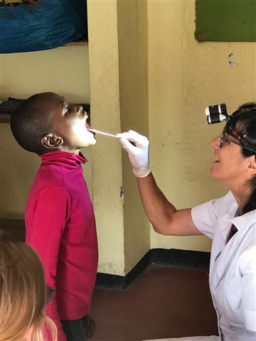 A dentista Benita Kunze examina as crianças numa escola primária.