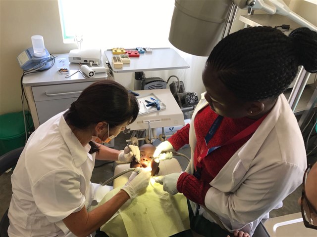 La odontóloga Benita Kunze trata a los niños junto con la odontóloga tanzana Dia